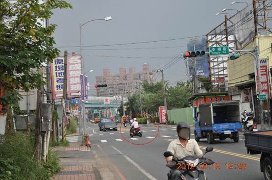 闖紅燈：屬於動態違規，應拍攝號誌、停止線、車牌號碼，及違規事實，並應有影片或至少2張以上之照片範例2