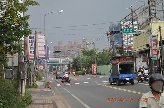 闖紅燈：屬於動態違規，應拍攝號誌、停止線、車牌號碼，及違規事實，並應有影片或至少2張以上之照片範例3