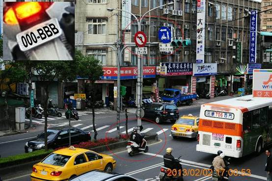 機車未依規定2段式左轉：屬於動態違規，應拍攝標誌、車牌號碼及違規事實，並應有影片或至少2張以上之照片範例1