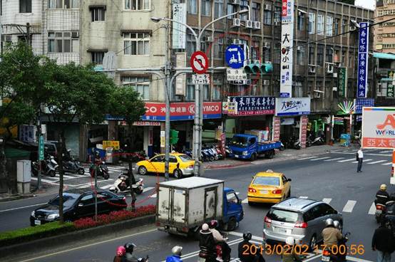 車未依規定2段式左轉：屬於動態違規，應拍攝標誌、車牌號碼及違規事實，並應有影片或至少2張以上之照片範例3