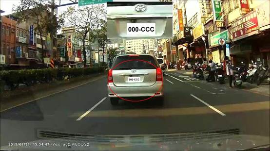 一般道路變換車道前未使用方向燈：屬動態違規，應拍攝車牌號碼及違規事實，並應有影片或至少2張以上之照片範例1