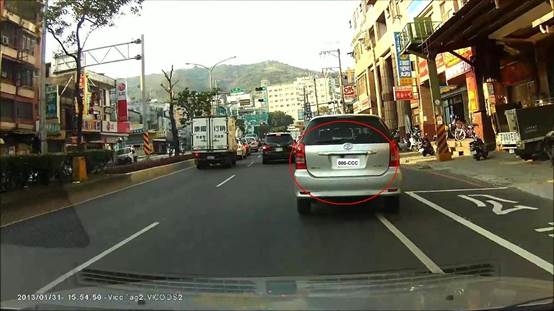 一般道路變換車道前未使用方向燈：屬動態違規，應拍攝車牌號碼及違規事實，並應有影片或至少2張以上之照片範例2