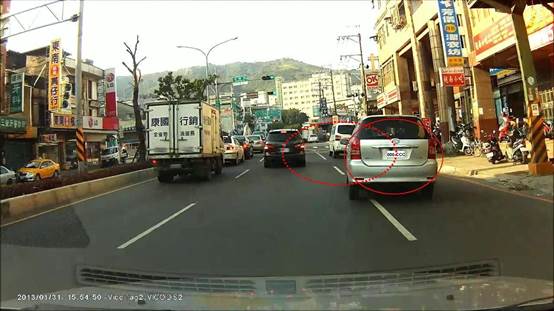 一般道路變換車道前未使用方向燈：屬動態違規，應拍攝車牌號碼及違規事實，並應有影片或至少2張以上之照片範例3