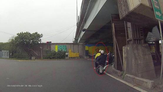 違規事實不明確：檢舉闖紅燈，必須拍攝到停止線，且必須拍攝在停止線之前之影像，但如紅燈號誌有倒數讀秒而可證明號誌轉換為紅燈後始闖越者，則不需拍攝停止線範例2