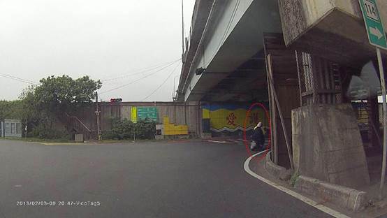 違規事實不明確：檢舉闖紅燈，必須拍攝到停止線，且必須拍攝在停止線之前之影像，但如紅燈號誌有倒數讀秒而可證明號誌轉換為紅燈後始闖越者，則不需拍攝停止線範例3